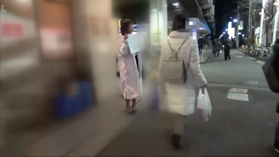 平静 · 夜间户外 · 行人 · 标牌 · 白色长款大衣