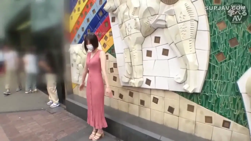 户外街道 · 粉色无袖长裙