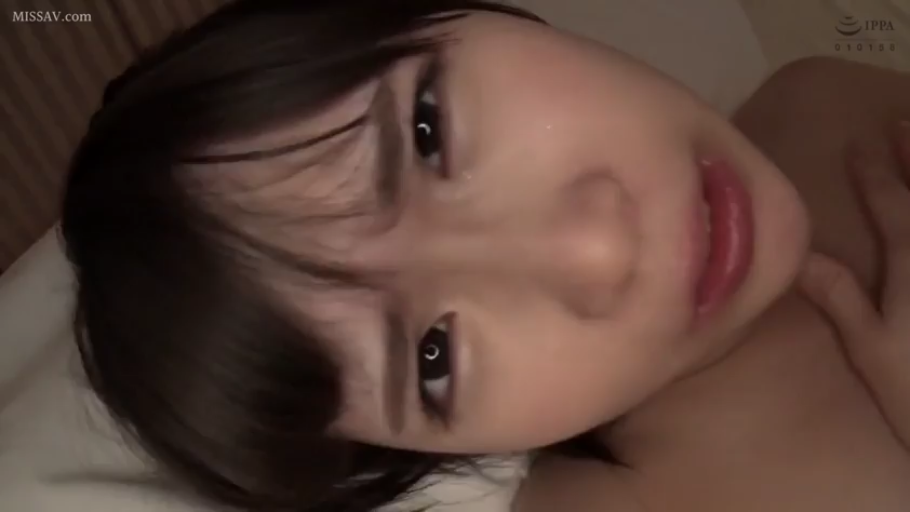 室内 · 脸部特写 · 全裸 · 迷离 · 枕头 · 仰卧 · 俯拍 · 眼神交流