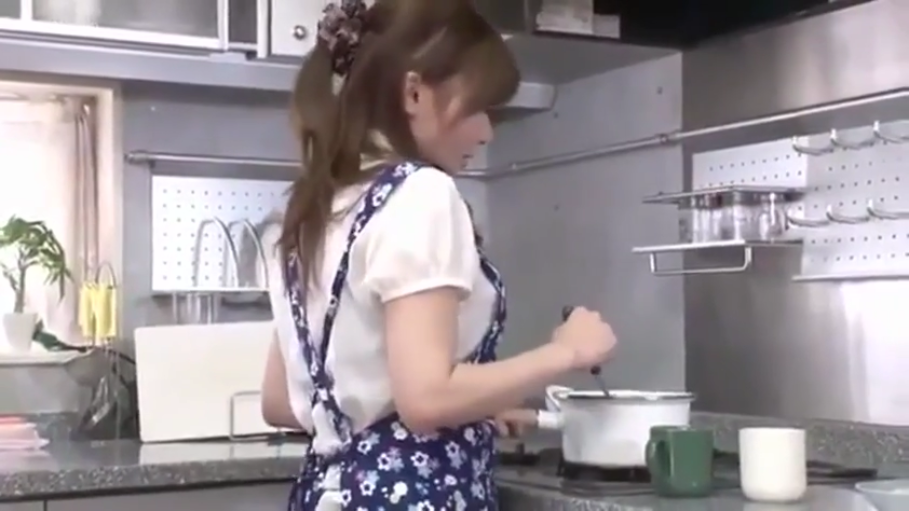 专注 · 厨房 · 花纹围裙 · 围裙 · 侧身背影