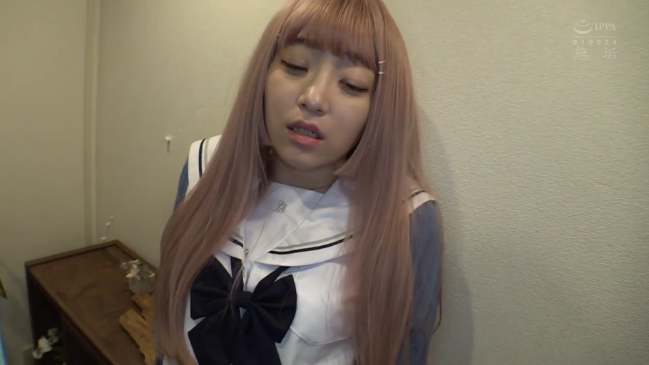 墙边 · 高潮前奏 · 上半身拍摄 · 蓝白配色学生制服