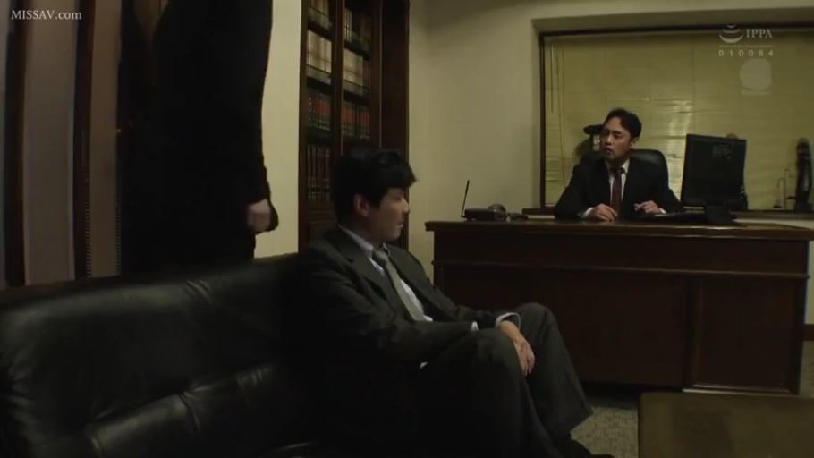 坐姿 · 交谈 · 严肃 · 办公室 · 办公桌 · 全景 · 西装 · 职场