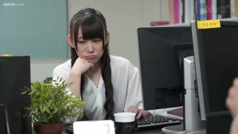 坐姿 · 脸部特写 · 办公室 · 白色衬衫