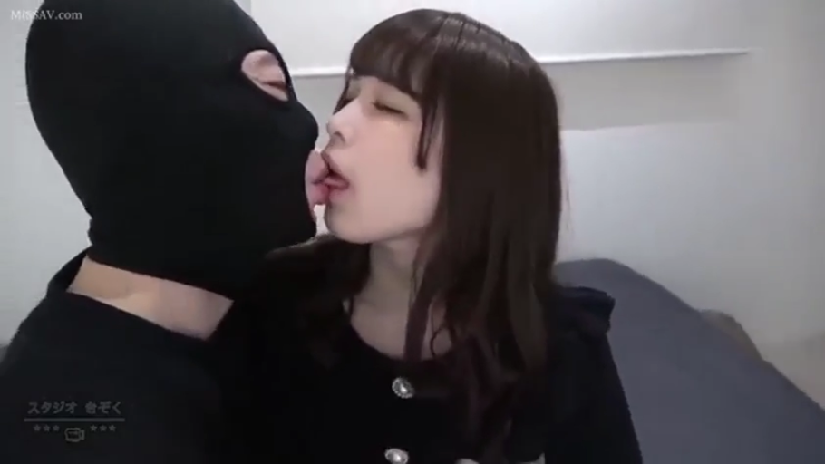 卧室 · 沉醉 · 唇舌接触特写 · 黑色头套 · 黑色头套 · 深吻