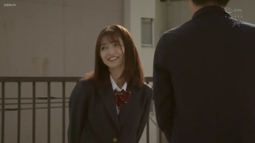 微笑 · 领结 · 户外走廊 · 女优面部特写