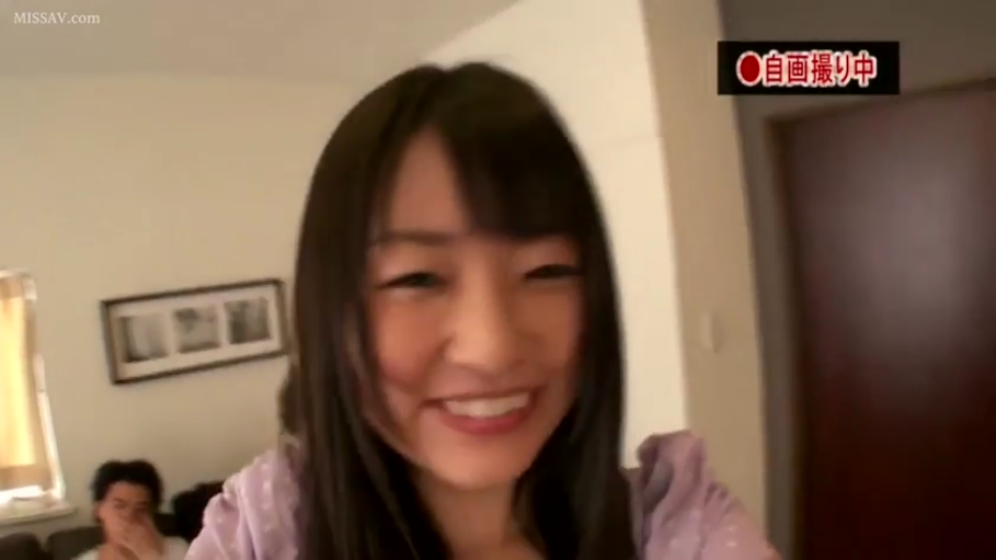 室内 · 脸部特写 · 微笑 · 相机 · 浅紫色上衣 · 自拍提示标签