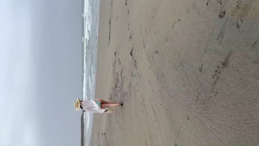 不可視 · 海滩 · 白色罩衫 · 远景全貌 · 海边 · 白色长款罩衫