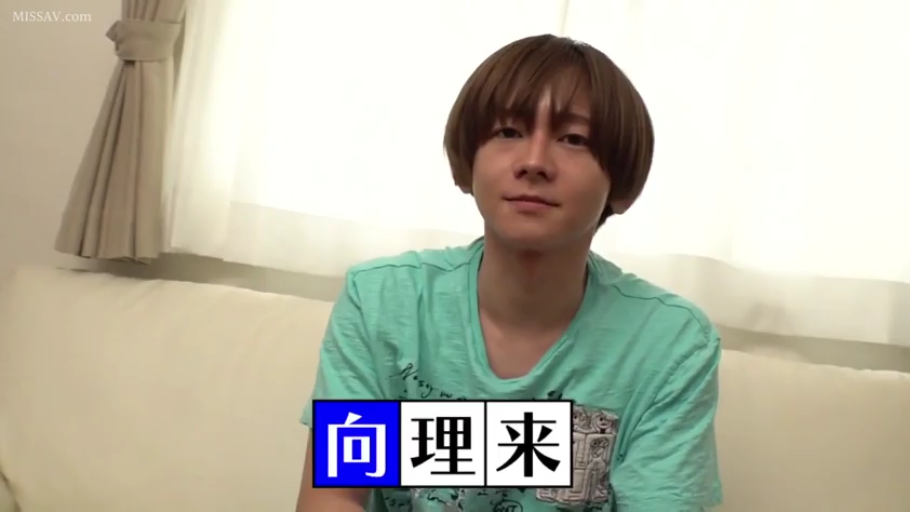 室内 · 坐姿 · 微笑 · 注视镜头 · 男性 · 半身像 · 浅绿色T恤