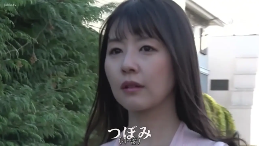 忧郁 · 站立 · 面部特写 · 户外 · 长发 · 粉色上衣 · 静止