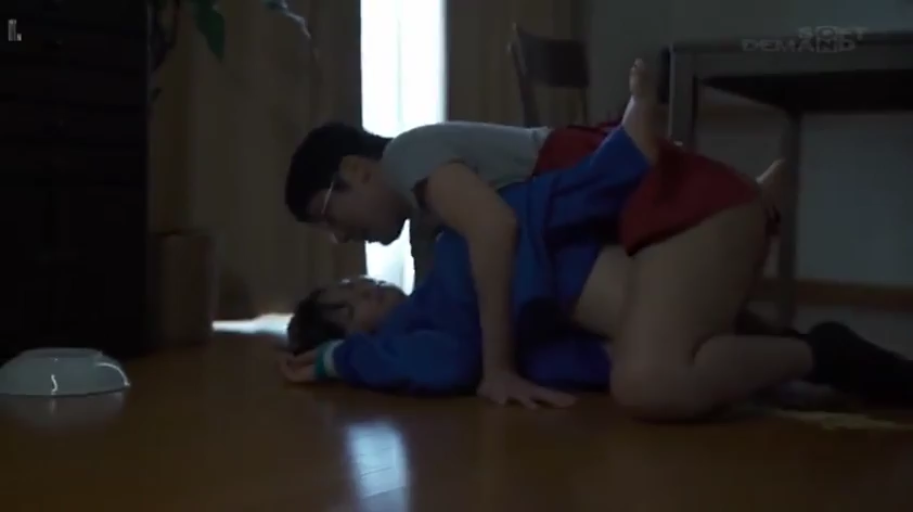 餐桌旁 · 女性身着蓝色制服上衣及红色短裙 · 两人躯干交叠处 · 男上女下骑乘交合 · 男性低头俯视