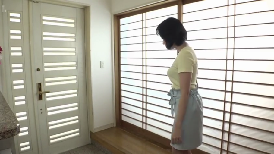 全身 · 室内玄关 · 侧身站立 · 浅蓝色短裙