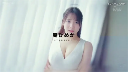 室内 · 胸部特写 · 巨乳 · 站姿 · 注视镜头 · 窗帘 · 无辜 · 白色深V领上衣