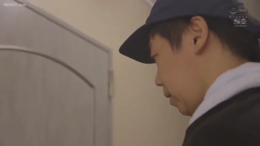 严肃 · 站立 · 注视 · 棒球帽 · 侧脸特写 · 室内门口 · 成人影像截图