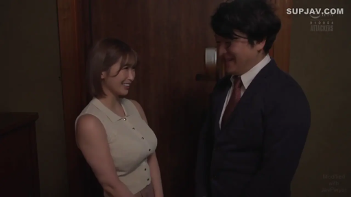 交谈 · 中景 · 微笑 · 职场 · 面对面站立 · 白色无袖上衣 · 室内门口