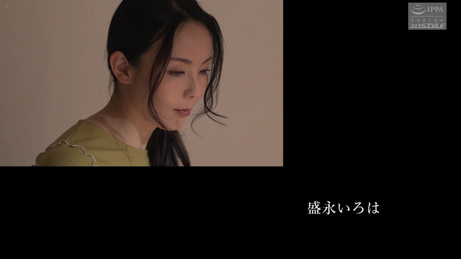 室内 · 平静 · 画幅比例非全屏 · 锁骨特写 · 淡绿色针织上衣