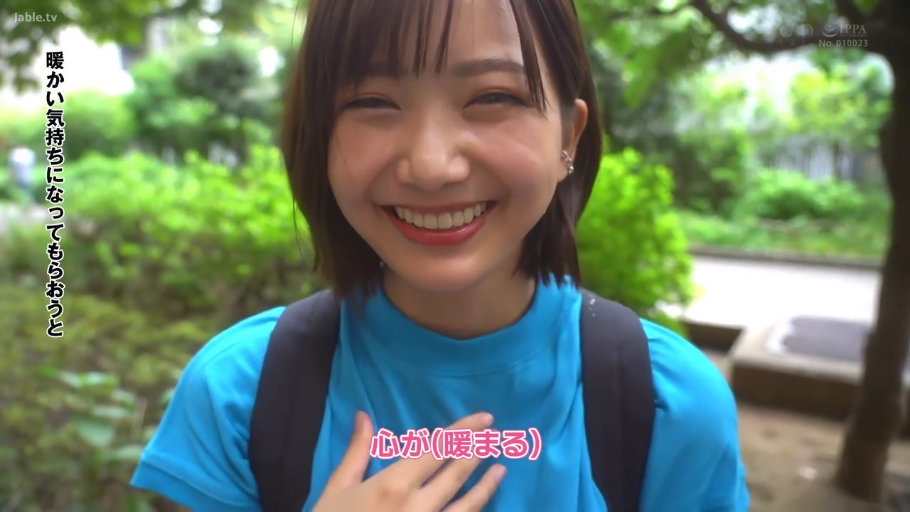 上半身特写 · 灿烂笑容 · 公园 · 日语字幕 · 双肩包 · 蓝色短袖T恤