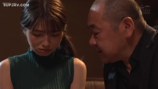 室内 · 面部 · 忧郁 · 对坐 · 倾听 · 侧写 · 深绿色无袖上衣