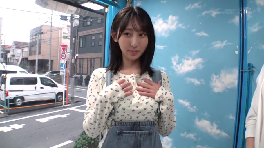 微笑 · 上身特写 · 店铺入口 · 碎花长袖上衣