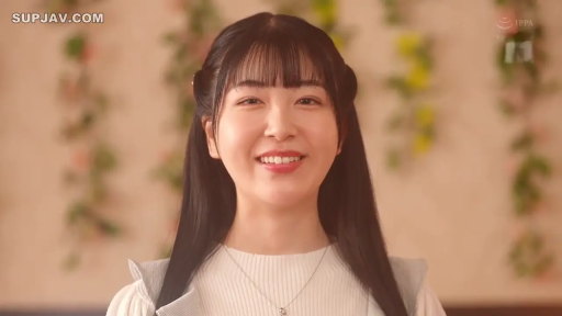 室内 · 面对镜头 · 笑容 · 长发 · 头部特写 · 正面 · 白色针织衫 · 背景花卉