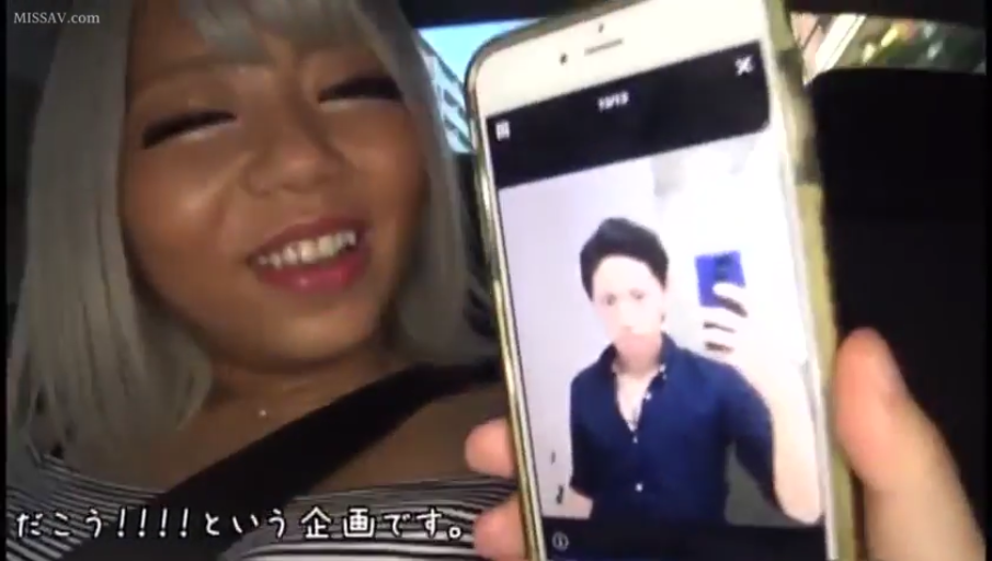 开心 · 智能手机 · 汽车内 · 横条纹上衣 · 日本字幕 · 手机屏幕内容
