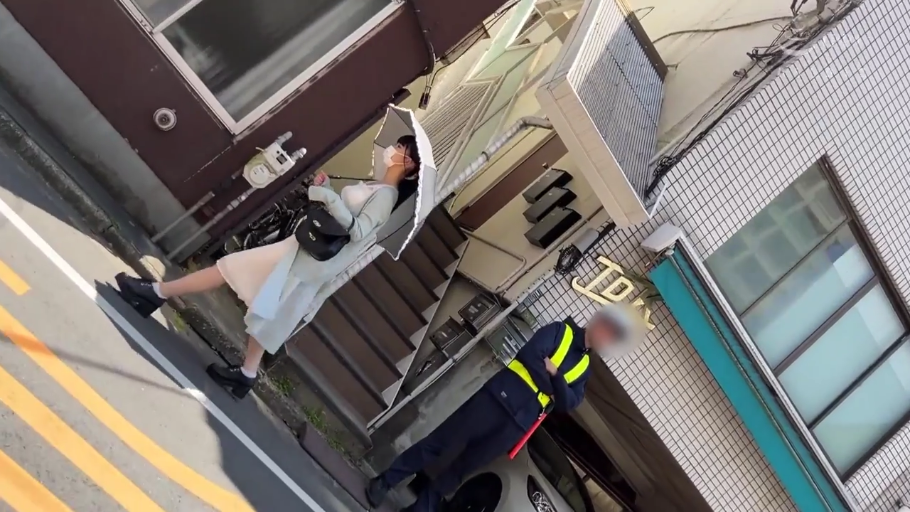 全身 · 平静 · 街道 · 行走 · 走路 · 街拍 · 浅色长裙 · 遮阳伞