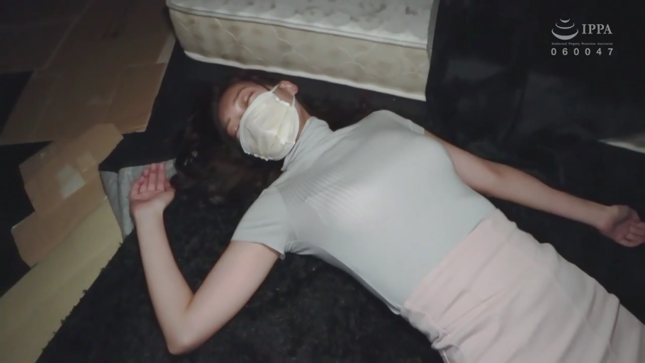 室内 · 中景 · 闭眼 · 仰卧 · 剧情 · 口罩 · 昏迷 · 紧身衣