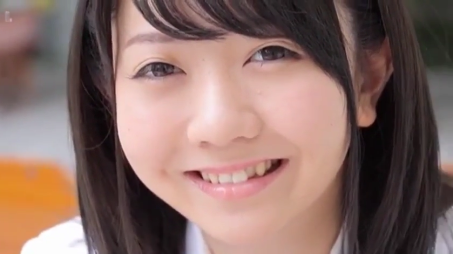 脸部特写 · 白衬衫 · 户外 · 正面