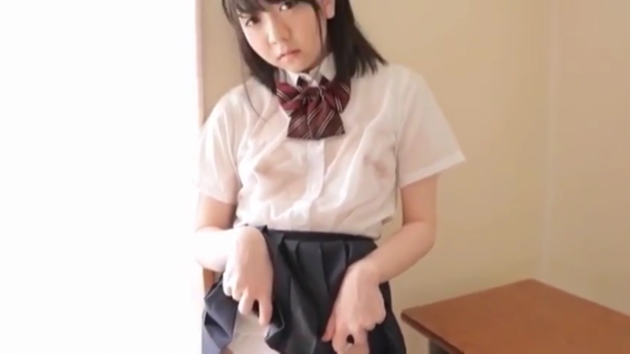室内 · 胸部轮廓 · 略带羞涩 · 深色百褶短裙 · 衬衫微湿