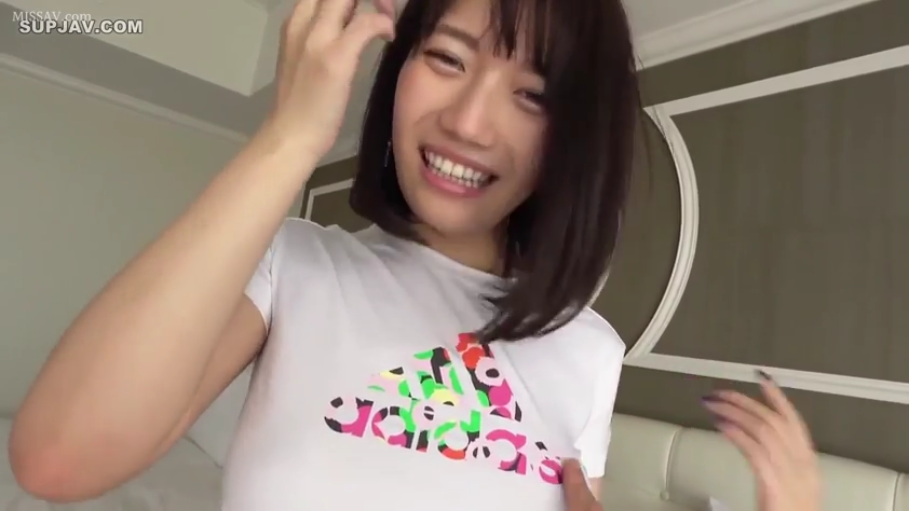酒店 · 调情 · 上半身特写 · 白色阿迪达斯短袖T恤
