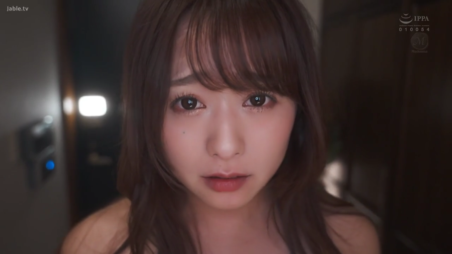 室内 · 脸部特写 · 注视 · 长发 · 裸肩 · 正对镜头 · 楚楚可怜