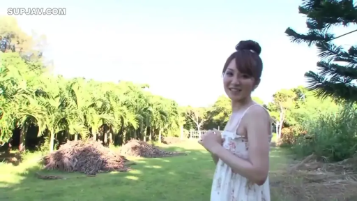 微笑 · 草地 · 上半身中景 · 阳光充足 · 浅色吊带碎花连衣裙