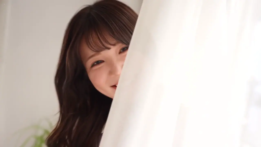 卧室 · 甜美微笑 · 面部特写 · 窗帘 · 不详