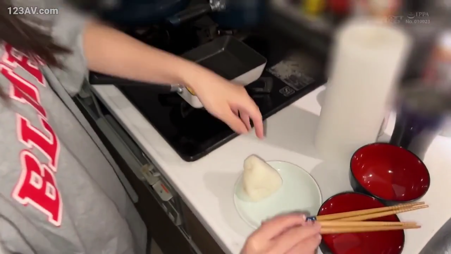 站立 · 半身 · 居家 · 注视 · 厨房 · 灰色T恤 · 烹饪 · 平底锅