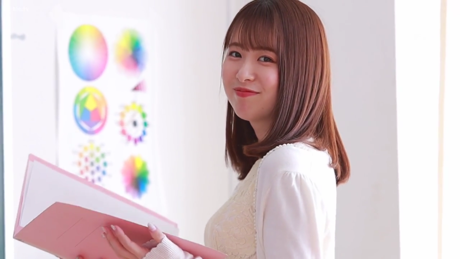 温柔微笑 · 明亮室内 · 面部特写 · 文件夹 · 白色针织开衫 · 清爽风格