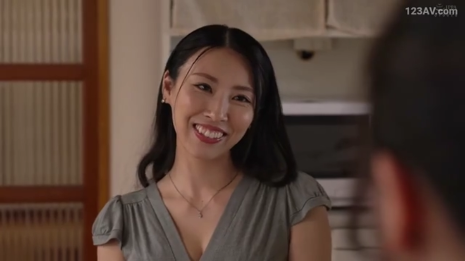 室内 · 站姿 · 微笑 · 面部特写 · 对视 · 灰色V领上衣