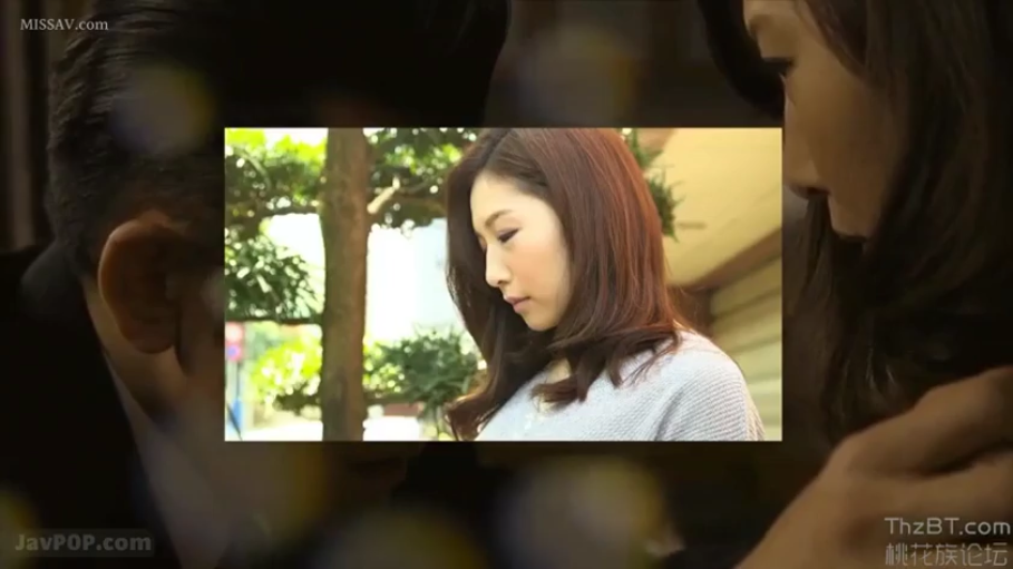 专注聆听 · 浅灰色针织衫 · 女性面部特写 · 室内办公室或家居环境