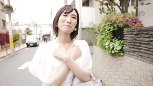 半身特写 · 白色上衣 · 户外街道