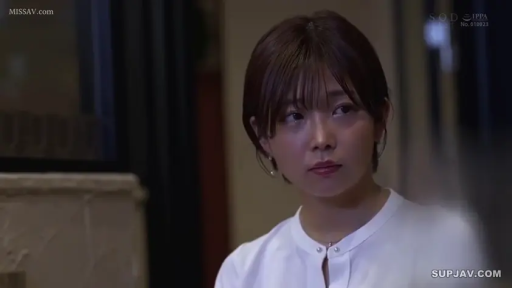 室内 · 坐姿 · 白色衬衫 · 注视 · 平淡 · 短发 · 头部特写