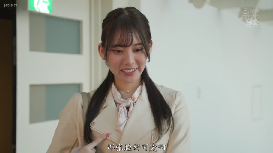室内 · 说话表情 · 面部特写 · 丝巾 · 字幕显示 · 浅色印花丝巾