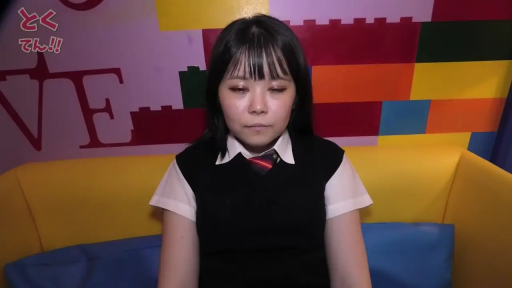 彩色墙面房间 · 表情呆滞 · 面部特写 · 黑色针织背心