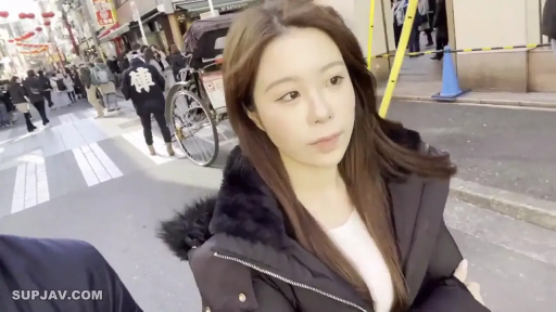 站立 · 自然 · 长发 · 头部特写 · 室外街道 · 漫步 · 黑色冬装 · 人力车