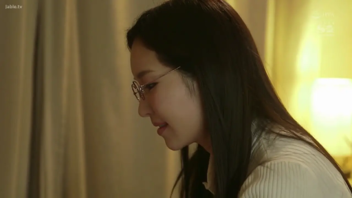 室内 · 坐姿 · 眼镜 · 凝视 · 长发 · 温柔 · 侧脸特写 · 白色针织衫