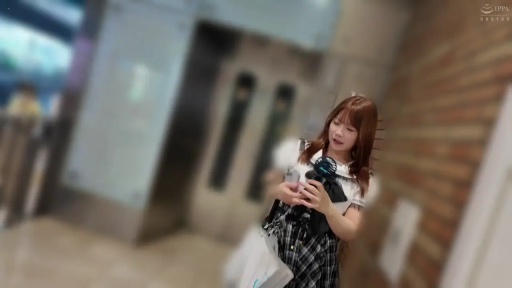 站姿 · 自然 · 长发 · 室内走廊 · 半身像 · 黑白格子裙 · 低头操作 · 手持电扇