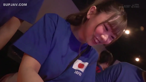 Indoor · Shoulder close-up · 开心的笑容 · 蓝色日本国旗T恤