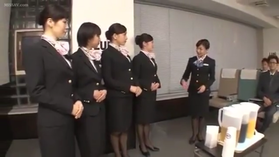 严肃认真 · 黑色西装裙 · 培训室 · 制服领巾 · 空姐侧身特写