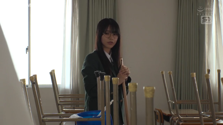 教室 · 拖把 · 上半身中景 · 有些疑惑 · 校服西装外套