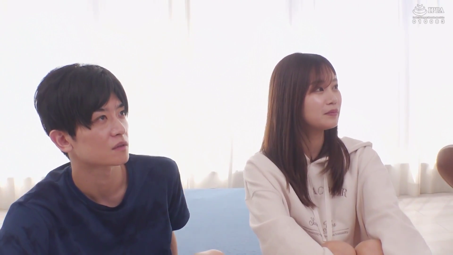 室内 · 坐姿 · 平静 · 半身 · 凝视 · 两人 · 卫衣