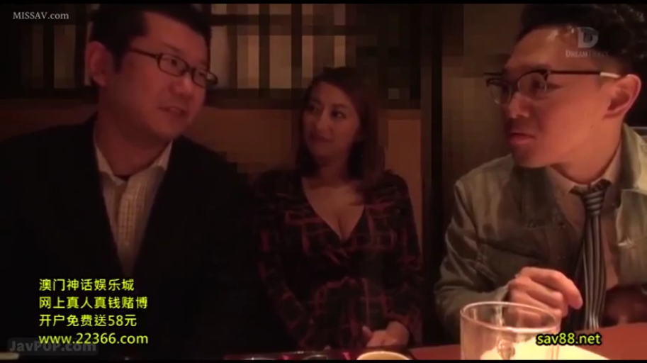 坐姿 · 交谈 · 眼镜 · 微笑 · 剧情 · 餐厅 · 低胸装