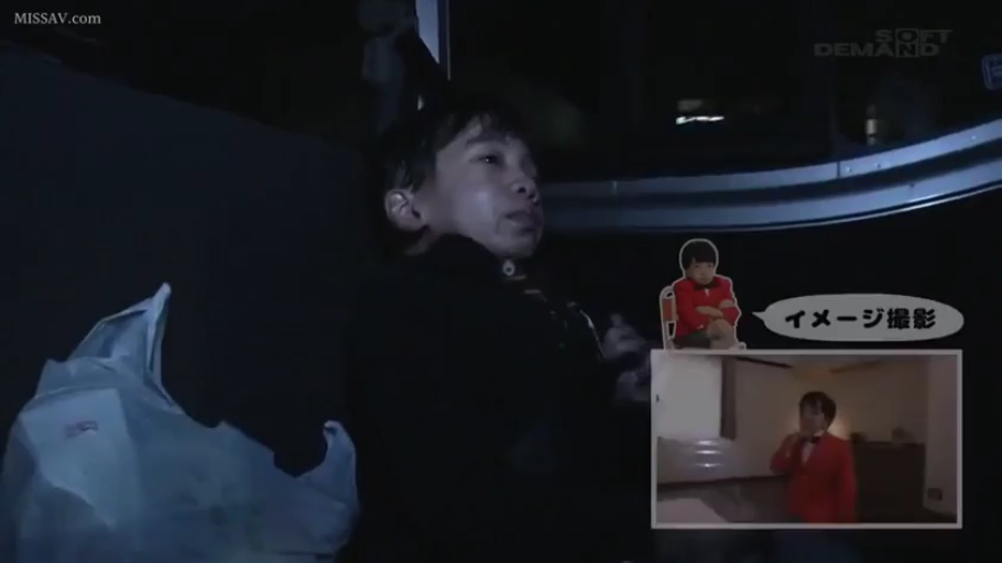 座り姿勢 · 顔のクローズアップ · 剧情向 · 懇願 · 黑色外套 · 车窗 · 哭诉 · 昏暗车厢