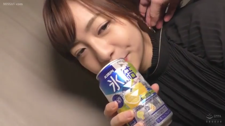 室内 · 脸部特写 · 迷离 · 卧姿 · 饮酒 · 罐装饮料 · 黑色褶皱上衣